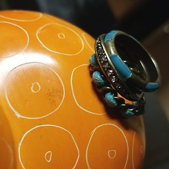 Five Fashion Rings & Two Earrings - Picture 6 of 8